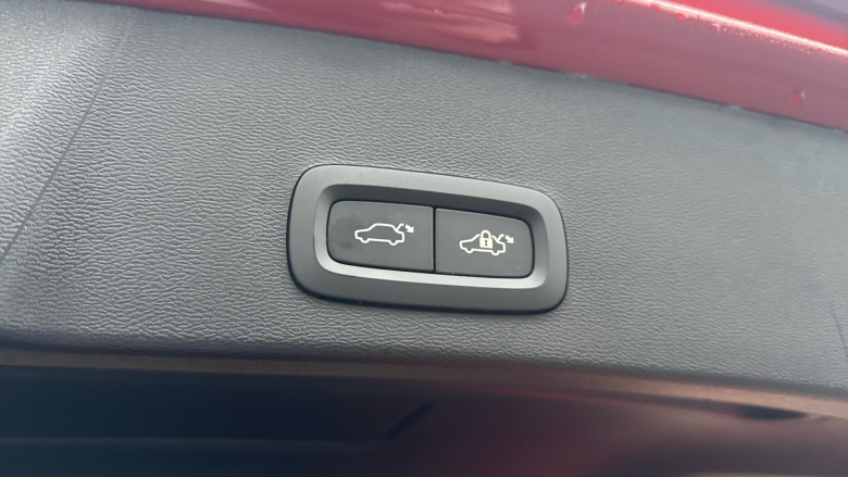 Volvo XC40 2.0 B4P Plus Dark 5dr Auto Petrol Estate